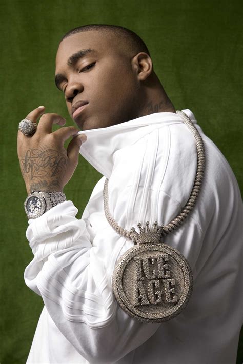 rapper wearing diamond necklace